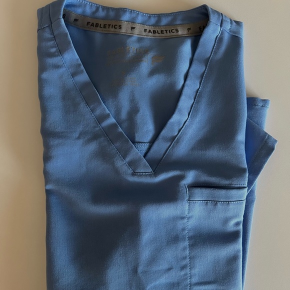 Never worn fabletics women scrubs Size Small - tuckable - Picture 1 of 1